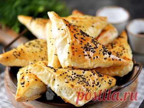 Самса из теста фило — рецепт с фото Из куриного фарша с луком и специями готовят начинку, заворачивают ее в тесто фило, смазанное сливочным маслом и взбитым яйцом, и запекают.