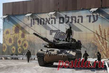 Стало известно о стягивании техники и военных Израиля к сектору Газа. Армия Израиля стягивает группы техники и военных к сектору Газа. Израильские военные формируют полевые лагеря с танками, гаубицами, машинами МТО и бульдозерами, которые будут расчищать проходы для пехоты. Ранее съемочная группа российского телеканала оказалась под обстрелом палестинского исламистского движения ХАМАС.