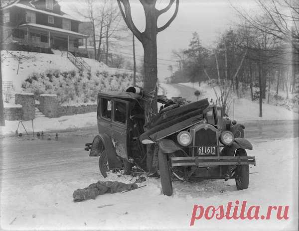 Редкое фото. Дерево наказывает первого дрифтера.