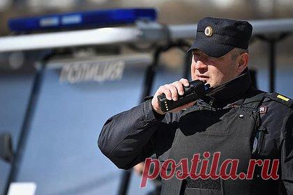 В московском дворе нашли противотанковый снаряд. В Москве нашли противотанковый снаряд около жилого дома. По данным канала, инцидент произошел в московском районе Отрадное. Снаряд калибра 45 миллиметров заметили у дома на улице Декабристов. В настоящий момент территорию оцепили. Отмечается, что к месту происшествия выехали саперы.