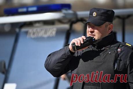 В московском дворе нашли противотанковый снаряд. В Москве нашли противотанковый снаряд около жилого дома. По данным канала, инцидент произошел в московском районе Отрадное. Снаряд калибра 45 миллиметров заметили у дома на улице Декабристов. В настоящий момент территорию оцепили. Отмечается, что к месту происшествия выехали саперы.