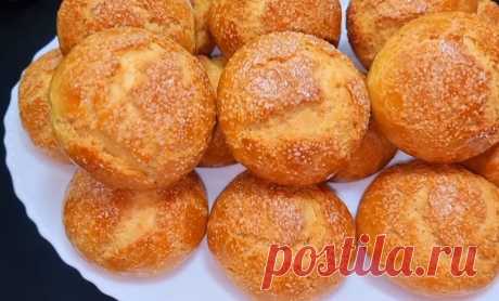 Лучшие булочки с сахарной корочкой на сметане. Муж съедает сразу по 5 штук | SUPER KELINCHAK |... Получается 14 штук. Ингредиенты: Яйцо - 1 шт. Сметана - 200 гр. Масло - 50 гр. Сахар - 200 гр. Сода - 1 ч. л. Ванильный сахар - 1 ч. л. Мука - 450 гр. Сверху: Яичный желток - 1 шт. Молоко - 1 ст. л...