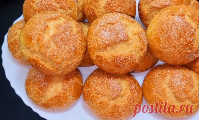 Лучшие булочки с сахарной корочкой на сметане. Муж съедает сразу по 5 штук | SUPER KELINCHAK |... Получается 14 штук. Ингредиенты: Яйцо - 1 шт. Сметана - 200 гр. Масло - 50 гр. Сахар - 200 гр. Сода - 1 ч. л. Ванильный сахар - 1 ч. л. Мука - 450 гр. Сверху: Яичный желток - 1 шт. Молоко - 1 ст. л...