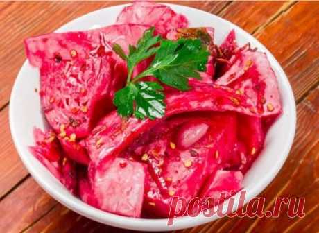 Капуста по-грузински — яркая, ароматная и хрустящая
Пересмотрела все рецепты. Такого точно нет. Наверно, это рецепт из той серии, когда настоящие секреты передаются только близким. Больше 25 лет назад меня научила так готовить капусту моя свекровь, всю жизнь прожившая в Грузии. Заявляю совершенно ответственно: вкуснее этой капусты солений просто не бывает! И главное - всё очень просто и ничего лишнего в ингредиентах: никакого масла, уксуса и прочего... Готовится быстро - съедается ещё быстрее.