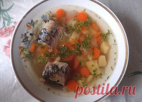 УХА ИЗ СКУМБРИИ. автор фото-рецепта Татьяна Сметана: очень люблю скумбрию, но, к сожалению, свежую рыбку найти можно далеко не везде. Так что варю уху из скумбрии мороженой. Самое главное в этом деле - 
правильно выбрать рыбу, чтобы оказалась свежей, и правильно её разморозить. 
Ингредиенты на 1л воды: 
• свежемороженая скумбрия – 1 шт.; 
• морковь – 2 шт.; 
• картофель – 2 шт.; 
• специи, соль; 
• лист лавровый – 2 шт.; 
• луковица – 1 шт.; 
• свежая зелень – 100 г; 
• ли...