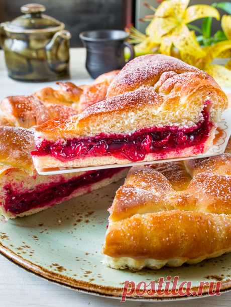 Вишневый пирог на дрожжевом тесте на Вкусном Блоге В этом году у мамы случился невероятный урожай вишни. Я уже закатала компот, варенье, джем, сироп, поставила вишневую наливку и заморозила полведра ягод. Но вишня не заканчивается. Поэтому ловите первый из серии вишневых рецептов на этой неделе – прекрасный вишневый пирог 🙂 Я выпекала его в низкой форме для тарта,…