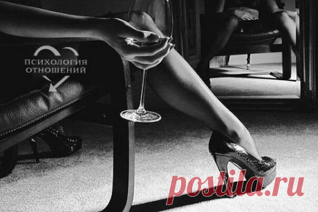 И вот страдают люди в декабре.  И в холоде деревья ниже гнутся,  То обнимают вечные не те,  То нелюбимые в любви нам признаются.