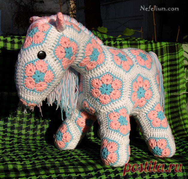 Мягкая игрушка лошадка из мотивов африканский цветок связанная крючком | Nefelium.com