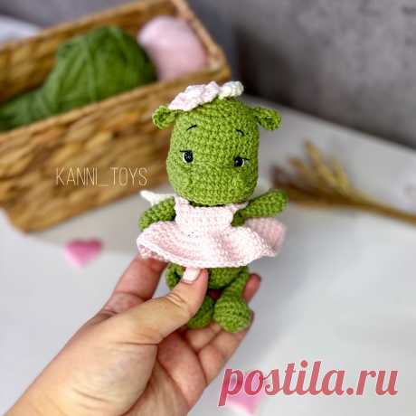 PDF Мини Дракоша крючком. FREE crochet pattern; Аmigurumi toy patterns. Амигуруми схемы и описания на русском. Вязаные игрушки и поделки своими руками #amimore - маленький дракон в платье, милый дракончик из обычной пряжи, динозавр, динозаврик.