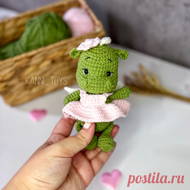 PDF Мини Дракоша крючком. FREE crochet pattern; Аmigurumi toy patterns. Амигуруми схемы и описания на русском. Вязаные игрушки и поделки своими руками #amimore - маленький дракон в платье, милый дракончик из обычной пряжи, динозавр, динозаврик.