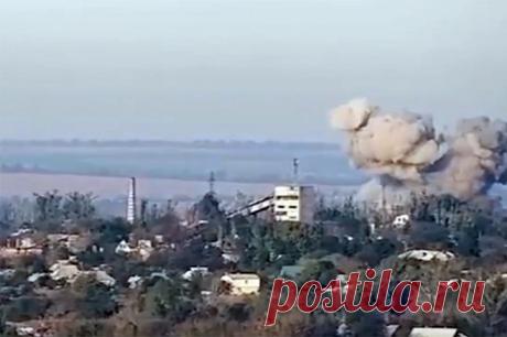 Гора с русским флагом. Армия России взяла главную высоту над Авдеевкой. В Авдеевке российская армия сжимает «тиски» наступления на горле ВСУ.