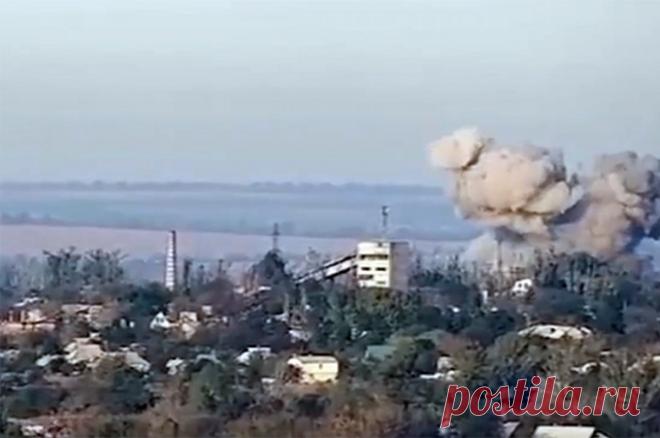 Гора с русским флагом. Армия России взяла главную высоту над Авдеевкой. В Авдеевке российская армия сжимает «тиски» наступления на горле ВСУ.