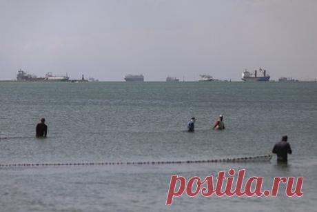 Грузовое судно село на мель в Суэцком канале. Грузовое судно село на мель в Суэцком канале вблизи египетского города Эль-Кантара в понедельник 9 января, сообщила обслуживающая канал компания. Сообщается, что канальные буксиры предприняли безуспешную попытку снять с мели судно MV Glory, перевозившее более 65 тысяч тонн кукурузы с Украины в Китай.