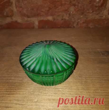 Шкатулка стеклянная. Под малахит. СССР. 60 годы. 20 век.
 Высота с крышкой /без : 52 / 33 мм. Диаметр верх / низ : 86 / 65 мм. 

 Цена : 2500 руб. 

   Купить сейчас  : 

В наличии коллекция шкатулок из трёх предметов. Возможна продажа в розницу и оптом.

#Шкатулкастеклянная
#ШкатулкаПодмалахит
#ШкатулкаСССР
#ШкатулкаСтеклоМалахит60годы
#ШкатулкаСтекло20век