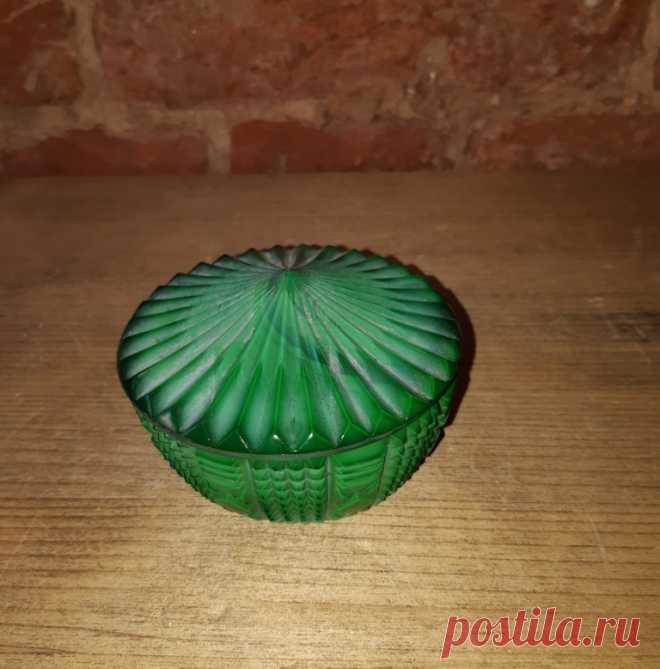 Шкатулка стеклянная. Под малахит. СССР. 60 годы. 20 век.
 Высота с крышкой /без : 52 / 33 мм. Диаметр верх / низ : 86 / 65 мм. 

 Цена : 2500 руб. 

   Купить сейчас  : 

В наличии коллекция шкатулок из трёх предметов. Возможна продажа в розницу и оптом.

#Шкатулкастеклянная
#ШкатулкаПодмалахит
#ШкатулкаСССР
#ШкатулкаСтеклоМалахит60годы
#ШкатулкаСтекло20век