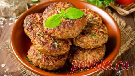 Многие люди даже во взрослом возрасте помнят незабываемый вкус и аромат бабушкиной стряпни.  Котлетки, несомненно, занимали одно из главных мест в сердце каждого человека —теплые, воздушные, пахнущие любовью и заботой, — приготовить такие можно и самостоятельно.