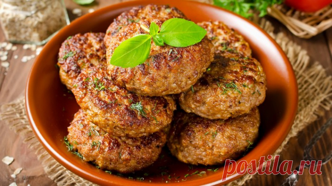 Многие люди даже во взрослом возрасте помнят незабываемый вкус и аромат бабушкиной стряпни.  Котлетки, несомненно, занимали одно из главных мест в сердце каждого человека —теплые, воздушные, пахнущие любовью и заботой, — приготовить такие можно и самостоятельно.
