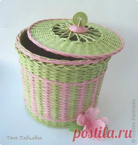 Корзинка из газетных трубочек.