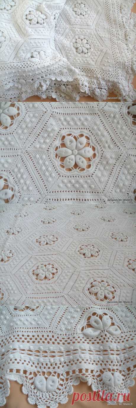 Articles vendus &gt; Linge ancien de lit &gt;   LINGE ANCIEN/ Superbe couverture au crochet d art en fin coton blanc avec somptueux motifs à relief - Passion de Blanc - Broderie ancienne - Antique &amp; Vintage French linen