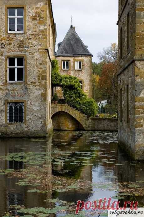 Водный замок Татенхаузен (Wasserschloss Tatenhausen - нем.), Гютерсло, Германия, фото на тему &quot;Здания&quot;