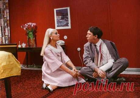 Интересная история со съемок фильма «Бриллиантовая рука». Наверняка вы помните совершенно невинный с точки зрения современного кинематографа эротический эпизод с героиней Светланы Светличной и Юрия Никулина в гостинице («Не виноватая я, он сам пришел!»). Тогда он вызвал у советского кинематографического начальства массу нареканий. Как вспоминал режиссер картины Леонид Гайдай, чтобы оставить как можно большее количество сцен в своем фильме, ему пришлось пойти на хитрость: в конце комедии он…