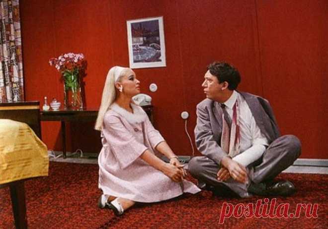 Интересная история со съемок фильма «Бриллиантовая рука». Наверняка вы помните совершенно невинный с точки зрения современного кинематографа эротический эпизод с героиней Светланы Светличной и Юрия Никулина в гостинице («Не виноватая я, он сам пришел!»). Тогда он вызвал у советского кинематографического начальства массу нареканий. Как вспоминал режиссер картины Леонид Гайдай, чтобы оставить как можно большее количество сцен в своем фильме, ему пришлось пойти на хитрость: в конце комедии он…