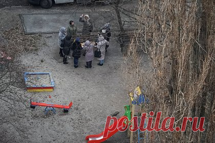 Воздушная тревога на Украине продлилась почти 3,5 часа. Воздушная тревога на всей территории Украины звучала почти 3,5 часа. Об этом стало известно из данных онлайн-карты украинского Министерства цифровой трансформации. По их информации, воздушную тревогу объявили во всех регионах в 07:23 по московскому времени, а отменили в 10:50.