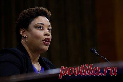 В Белом доме заявили о выгоде дефолта в США для России и Китая. Объявление дефолта в США сыграет на руку Китаю и России. Такое мнение выразила глава административно-бюджетного управления Белого дома Шаланда Янг. «Такие страны, как Китай и Россия извлекут выгоду из "хаоса“, который возникнет, если Соединенные Штаты объявят дефолт по своему долгу», — отметила она.