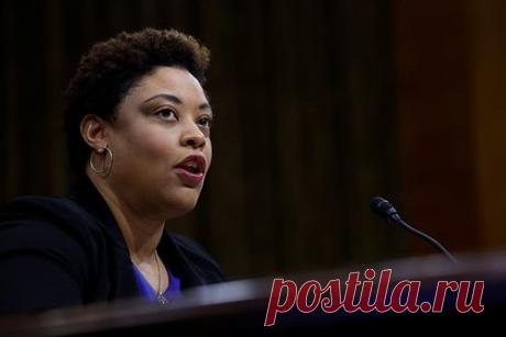 В Белом доме заявили о выгоде дефолта в США для России и Китая. Объявление дефолта в США сыграет на руку Китаю и России. Такое мнение выразила глава административно-бюджетного управления Белого дома Шаланда Янг. «Такие страны, как Китай и Россия извлекут выгоду из &quot;хаоса“, который возникнет, если Соединенные Штаты объявят дефолт по своему долгу», — отметила она.