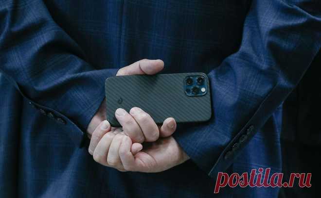 Кремль заявил о запрете на использование iPhone чиновниками на службе. Сотрудникам внутриполитического блока администрации президента (АП) России нельзя использовать смартфоны на базе операционных системах iOS и Android в служебных целях, заявил пресс-секретарь президента Дмитрий Песков, передает корреспондент РБК.