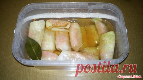 Маринованные капустные рулеты -На 1л воды для маринада:
- соль 2 ст. ложки,
-сахар 0,5 стакана,
- растительное масло 0,5 стакана
- уксус 9% 1/3 стакана (добавляется в конце варки маринада)
Лавровый лист 2-3 шт, душистый и острый перец горошком 5-6 шт(можно не добавлять)
Источник: https://www.stranamam.ru/post/11992784/