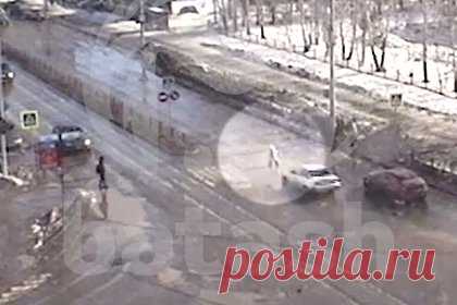 Россиянин на иномарке сбил семилетнюю девочку на переходе и попал на видео. В городе Нефтекамске Республики Башкортостан водитель Daewoo Nexia сбил семилетнюю девочку. На кадрах с моментом аварии видно, что ребенок пересекал дорогу по пешеходному переходу. По информации Mash Batash, иномарка проигнорировала красный сигнал светофора. Девочку госпитализировали.
