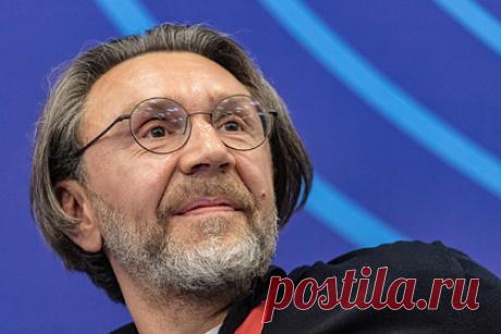 Названы самые богатые звезды российского шоу-бизнеса. Издание Forbes опубликовало список самых богатых звезд российского шоу-бизнеса. Первым в рейтинге назван лидер группы «Ленинград» Сергей Шнуров. Его годовой доход оценили в 8,8 миллиона долларов. Отмечается, что за частный концерт он вместе с коллективом может заработать от 150 до 300 тысяч долларов.