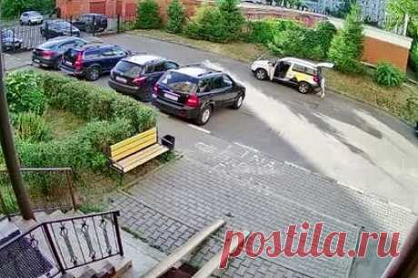 В Подмосковье таксист набросился с кувалдой на чужое авто и попал на видео. В подмосковной Коломне водитель такси избил кувалдой легковой автомобиль, который был припаркован у жилого дома. Видеозапись происшествия есть в распоряжении «Ленты.ру». На кадрах видно, как к жилому дому подъезжает автомобиль такси. Из него выходит мужчина и достает кувалду.