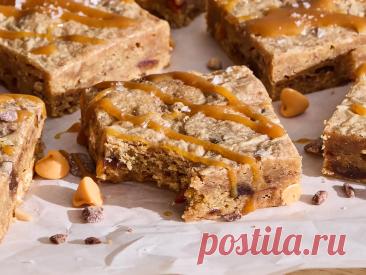 Насыщенные блонди с финиками, кусочками ириски и шоколадными чипсами; сверху их подают с карамельным соусом.
