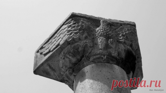 Երկիր հնամեայ,երկիր հայրենի
Ոչ մի աստղ պայծառ եւ ոչ մի լուսին
Քո յաւերժական հմայքը չունեն
Լեռներից այն կողմ,ամպերից անդին
Որքան էլ քեզնից ես սուրամ հեռու
Որքան էլ օտար հողերում լինեմ
Անհունութեան մէջ,միջոցին թափուր
Ես քեզ կորոնեմ,հայրենի իմ տուն
Դու առաջին սէր եւ վերջին կարօտ
Յուշերի նաւակ,ուրախ ու ցաւոտ
Շրթերիս վրայ կը մնաս միշտ դու
Մայրական համբոյր,իմ կարօտ տխուր
Երկիր հնամեայ,երկիր պապենի
Քո ոգուց շաղուած լեզու մայրենի
Քո ոգուց բուսած տենչանք ու կարօտ
Ի՞նչ եմ առանց քեզ՝միայն