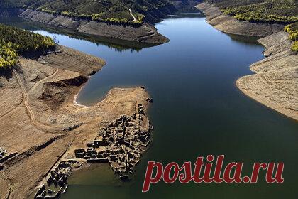 Европейская страна столкнулась с экстремальной засухой. В Португалии усугубилась зимняя засуха, 91 процент территории европейской страны страдает от суровых или экстремальных засушливых условий. По данным национального метеорологического агентства, среднее количество осадков с 1 по 15 февраля составило всего семь процентов от среднего за 30 лет значения.