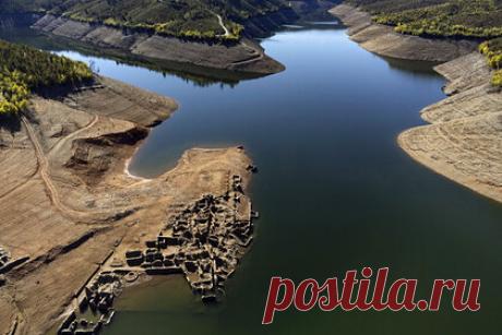 Европейская страна столкнулась с экстремальной засухой. В Португалии усугубилась зимняя засуха, 91 процент территории европейской страны страдает от суровых или экстремальных засушливых условий. По данным национального метеорологического агентства, среднее количество осадков с 1 по 15 февраля составило всего семь процентов от среднего за 30 лет значения.