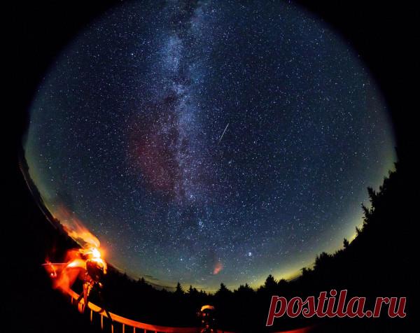 Самый яркий звездопад года. Фотогалерея. В середине августа наступает пик ежегодного звездопада, который могут увидеть жители Северного полушария. В эту ночь Земля проходит через поток пылевых частиц кометы Свифта — Таттла. Они сгорают в атмосфере, из-за чего образуются метеоры. При хороших погодных условиях в небе можно видеть до 110 метеоров в час, или один-два метеора в минуту, сообщает Московский планетарий, называя звездопад «самым популярным и ярким» в этом году