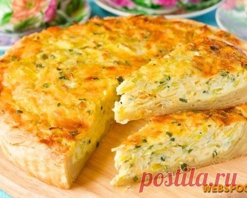 Открытый пирог с луком, яйцо и сыром
