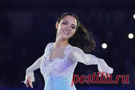 Медведева назвала лучших российских фигуристок. Чемпионка мира и Европы Евгения Медведева назвала тройку лучших российских фигуристок на сегодняшний день. «Двоих не задумываясь назову — это Акатьева и Петросян, хоть они и малышки еще, но уже тянут за собой всех остальных. Если говорить про третье место, то там очень много кандидаток», — сказала она.