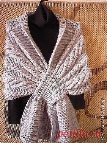 Очень понравилась модель шарфа-накидки. Такой шарф может быть очень нужной вещью в Вашем гардеробе.

Мастер-класс от рукодельницы Натальи из Соликамска:

Набрала 52 петли и связала платочной вязкой — все ряды лицевыми- 25 см.

В последнем ряду платочной вязки прибавила равномерно 24 петли (всего стало 76 петель), провязала ещё рядок лицевыми и разделила вязание на две дополнительные спицы, т.е. четные петли на одной, нечётные на другой спице. Таким образом, на каждой спице...