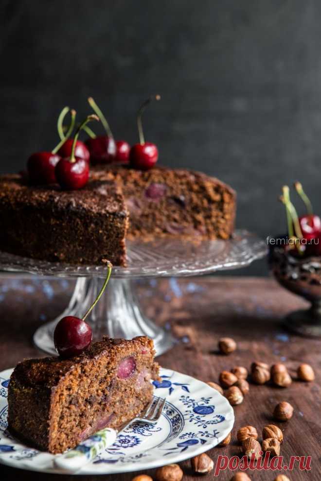 Шоколадно-ореховый пирог с вишнями и медовой глазурью | FEMIANA