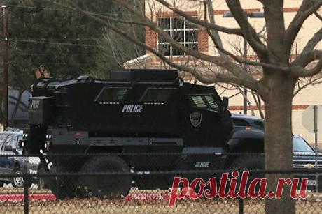 Раскрыта личность захватившего заложников в синагоге Техаса. Мужчина, захвативший заложников в синагоге Колливила в американском штате Техас в субботу, 15 января, опознан как 44-летний подданный Великобритании Малик Фейсал Акрам. Об этом говорится в пресс-релизе ФБР. В документе говорится, что личность преступника подтвердил спецагент из полевого офиса в Далласе.