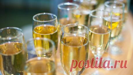 В ГД предложили запретить "детское шампанское". Депутат Госдумы Султан Хамзаев от партии "Единая Россия" заявил, что собирается запретить название "детское шампанское", а также призвал к тому, чтобы наказывать производителей за популяризацию алкоголя среди детей. Об ...