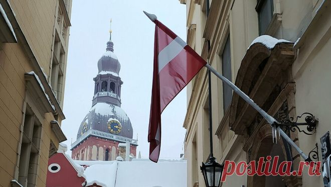 Живущие в Латвии россияне рассказали о несправедливом отношении к ним. Россияне, которые живут в Латвии, боятся действий местных властей. Об этом рассказал обозреватель The New York Times Эндрю Хиггинс. Журналист выяснил это, когда побывал в городе Даугавпилс, где подавляющее большинство жителей — ...