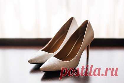 Стилист назвала модные летом 2023 года сумки и обувь. Правильно подобранная обувь и сумка делают образ трендовым, даже если он состоит из базовых вещей. Именно поэтому данные элементы гардероба являются самой прибыльной категорией в продажах премиальных марок, рассказала персональный стилист Анна Орлова.