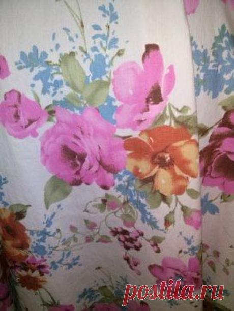 Летнее джинсовое платье. Нежный цветочный принт. Длина миди. Юбка в складку. Размер S. Цена 3500 руб. Сумка из экокожи. Цена 2600 руб. Украшение 500 руб.