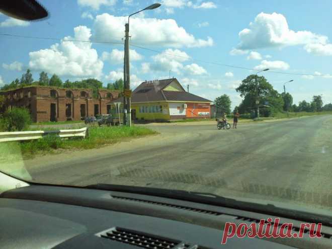 Селищи Новгородской области. Здесь служил Михаил Юрьевич Лермонтов. Слева манеж.