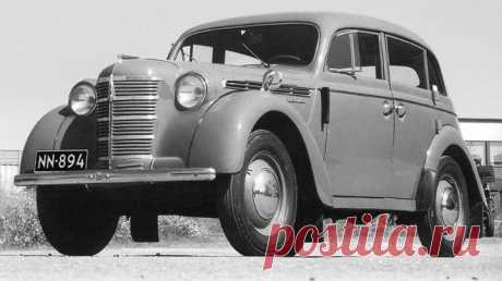 Новый «Москвич-400» спроектировали двухдверным, по образу и подобию Opel Kadett. Однако поговаривают, что, когда Сталин приехал принимать новое авто, усевшись рядом с водителем, он с притворной любезностью пригласил директора МЗМА Василия Тахтарова : «Садись и ты, дорогой». Тот мгновенно побледнел. Не скажешь же вождю: «Иосиф Виссарионович, не могли бы вы выйти на минутку, я спинку откину и сяду на заднее сиденье». Но Сталин в тот день был благодушен. Выйдя из тесной машины, уже уходя, он…